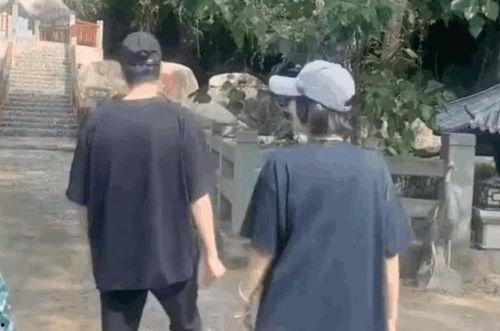 情侣拍照吃瓜群众,甜蜜瞬间成焦点