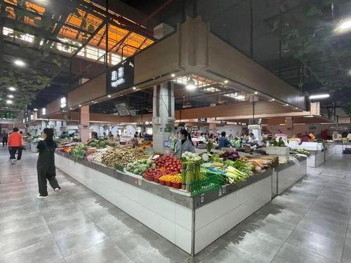 东区市场吃瓜,瓜香四溢，人潮涌动