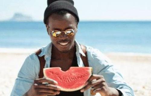 外国黑人吃瓜,外国黑人视角下的“吃瓜”文化现象解析