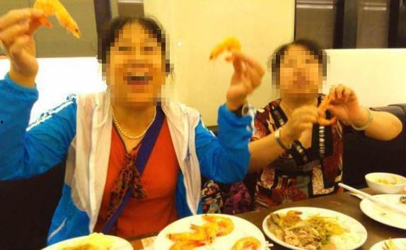 云南大妈组队吃瓜,共享夏日清凉时光