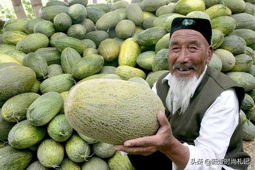 新疆奶奶吃哈密瓜