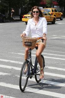 绍兴骑车吃瓜事件,街头一幕引发网友热议