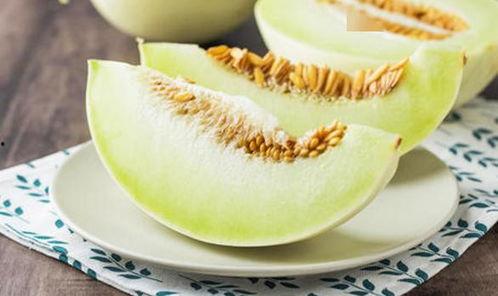 玉兔兔吃瓜,玉兔兔的甜蜜瓜果时光