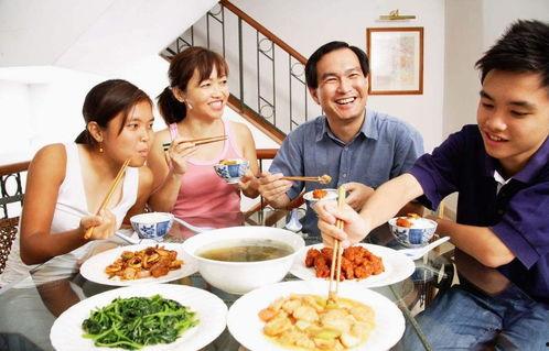 农村父子喝酒吃瓜,饮酒品瓜共度美好时光